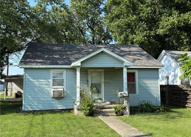 Property at 617 W Washington St, Paris, IL 61944, 4 beds, 1 bath