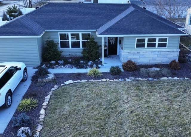 Property at 1605 S Park St, Effingham, IL 62401, 3 beds, 2 baths