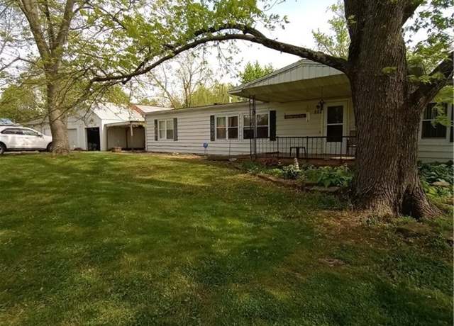 Property at 800 E Marion St, Newton, IL 62448, 4 beds, 2 baths