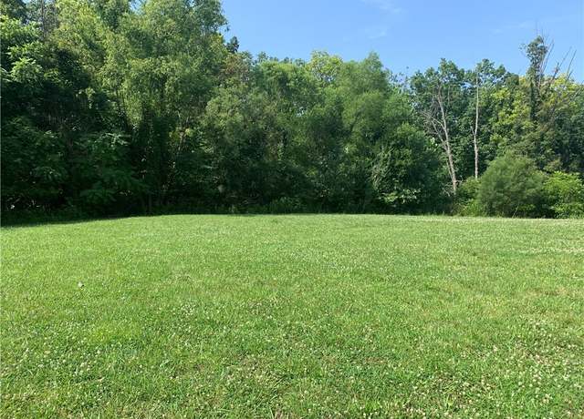 Property at 1071 Woodberry Ln, Charleston, IL 61920