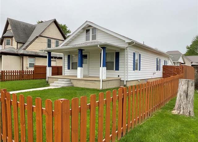 Property at 601 S Maple St, Effingham, IL 62401, 3 beds, 2 baths