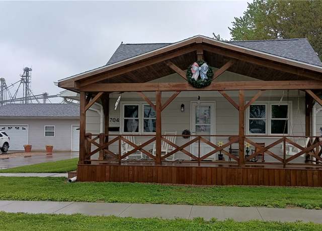Property at 704 W Jefferson Ave, Altamont, IL 62411, 3 beds, 2 baths
