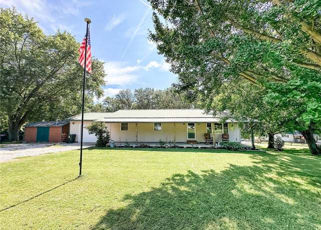 Property at 16768 Donna Dr, Paris, IL 61944, 4 beds, 3 baths