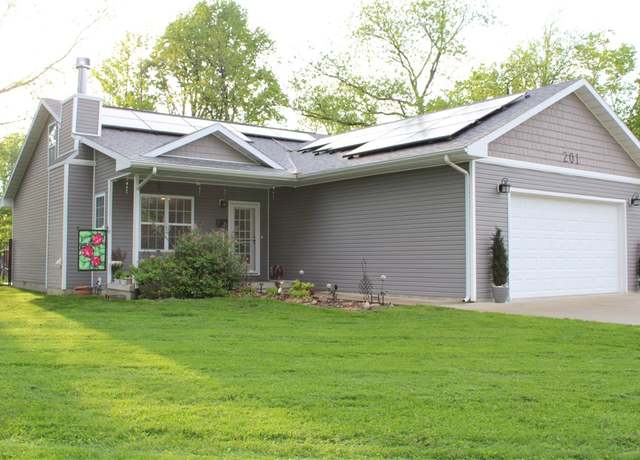 Property at 201 S 34th St, Mattoon, IL 61938, 3 beds, 3 baths