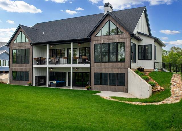 Property at 10028 E Pineridge Dr, Effingham, IL 62401, 4 beds, 3 baths
