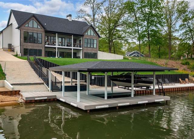Property at 10028 E Pineridge Dr, Effingham, IL 62401, 4 beds, 3 baths