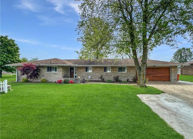 Property at 1804 Southdale Dr, Mattoon, IL 61938, 3 beds, 2.5 baths