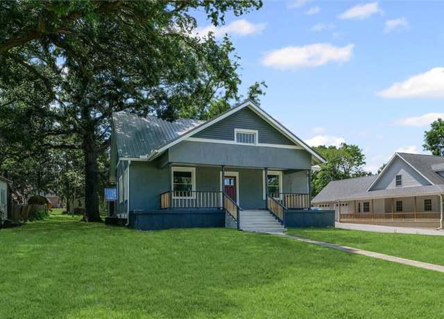 Property at 217 Perry St, Rossville, IL 60963, 4 beds, 2.5 baths