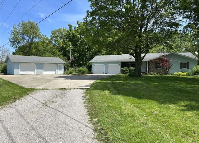 Property at 3002 N Charlotte St, Effingham, IL 62401, 4 beds, 3 baths