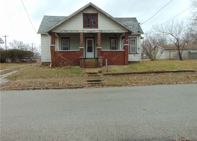 Property at 401 W Reynolds St, Newton, IL 62448, 2 beds, 1 bath