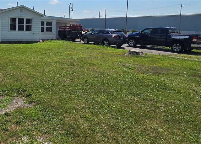 Property at 1821 Essex Ave, Mattoon, IL 61938, 2 beds, 1 bath