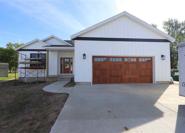 Property at 912 Vanlaningham Dr, Mattoon, IL 61938, 4 beds, 2 baths
