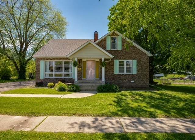 Property at 607 E Virginia Ave, Effingham, IL 62401, 5 beds, 3 baths