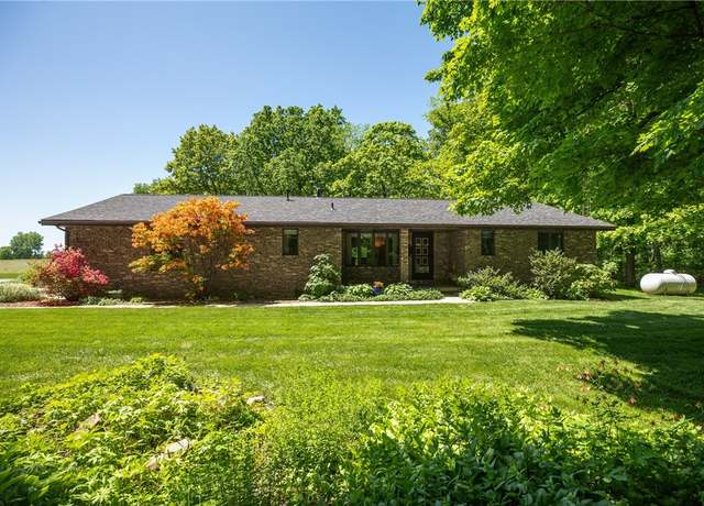 Property at 11016 N 1775th Rd, Effingham, IL 62401, 3 beds, 2.5 baths