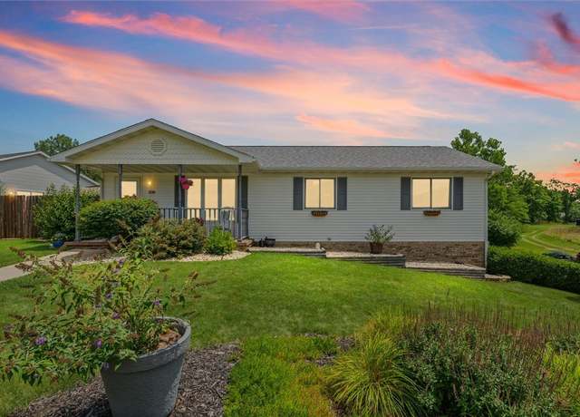 Property at 927 Lynnwood Dr, Charleston, IL 61920, 3 beds, 1.5 baths