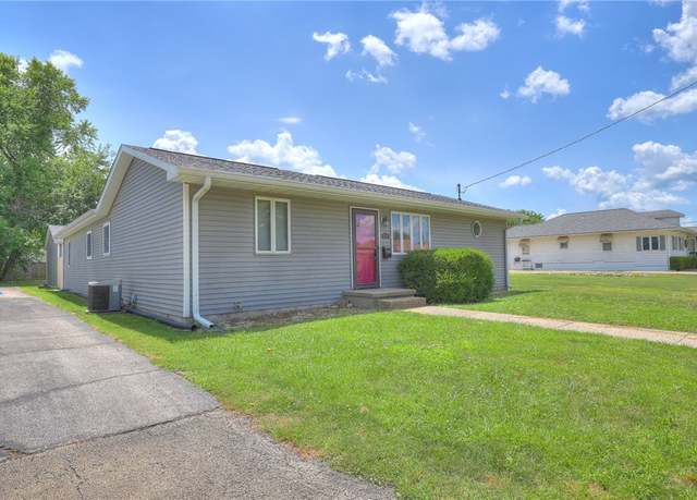 Property at 1216 W Prairie St, Taylorville, IL 62568, 4 beds, 2 baths
