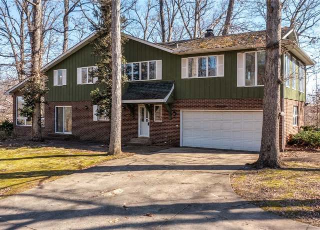 Property at 2 Woodbird Dr, Effingham, IL 62401, 3 beds, 2.5 baths