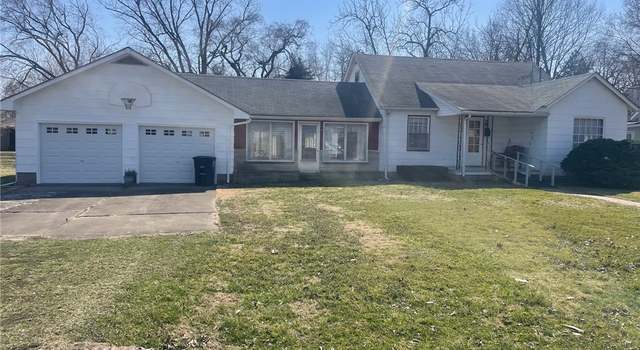 Photo of 615 W 1st St, St Elmo, IL 62458