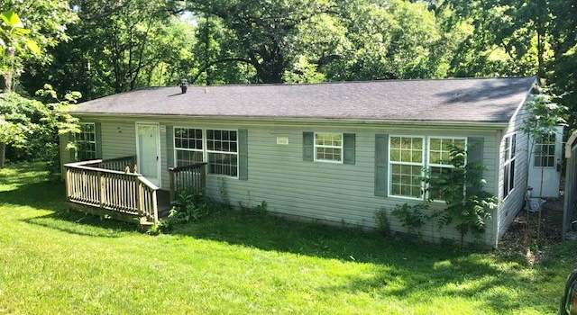 Photo of 209 Deer Dr, Altamont, IL 62411