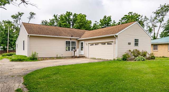 Photo of 2008 Arthur Ave, Charleston, IL 61920