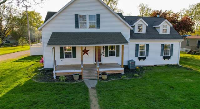 Photo of 105 Carpenter St, Oakwood, IL 61858