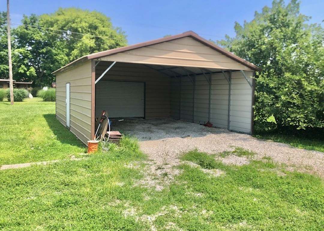 900 W Cumberland Rd, St Elmo, IL 62458