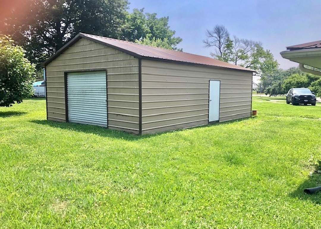 900 W Cumberland Rd, St Elmo, IL 62458