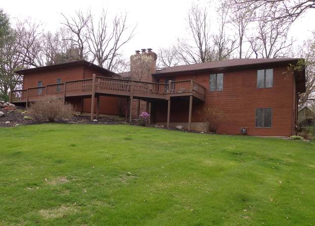 Property at 2586 Royal Oaks Dr, Freeport, IL 61032, 4 beds, 3.5 baths
