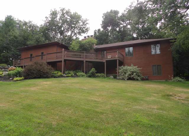 Property at 2586 Royal Oaks Dr, Freeport, IL 61032, 4 beds, 3.5 baths