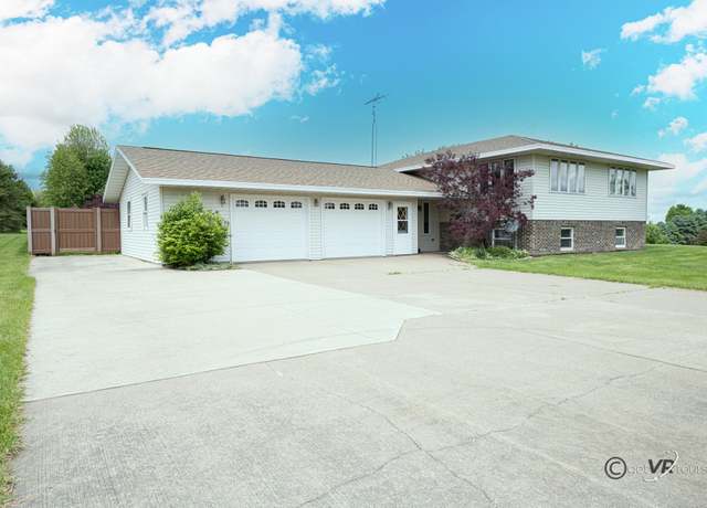 Property at 3012 S Golf Rd, Stockton, IL 61085, 3 beds, 3 baths