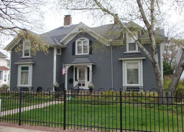 Property at 1004 Pearl St, Belvidere, IL 61008, 4 beds, 2.5 baths