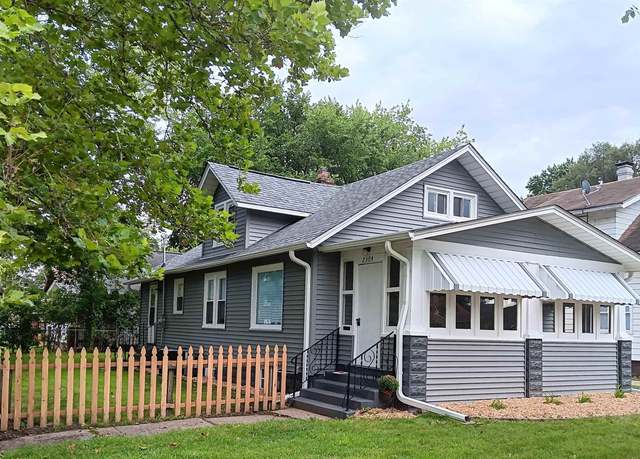 Property at 2304 10th St, Rockford, IL 61104, 3 beds, 1 bath
