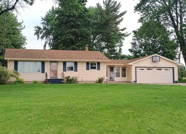 Property at 852 W Fairgrounds Rd, Freeport, IL 61032, 2 beds, 2 baths