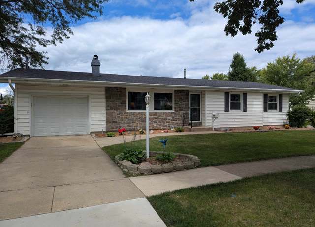 Property at 1636 N Ridge Dr, Freeport, IL 61032, 3 beds, 1.5 baths