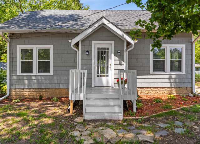 Property at 5607 Auburn Rd, Rockford, IL 61101, 3 beds, 2 baths