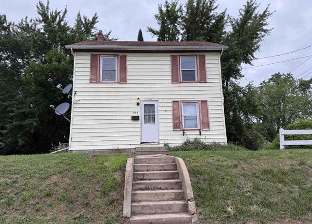Property at 904 W Douglas St, Freeport, IL 61032, 3 beds, 1 bath