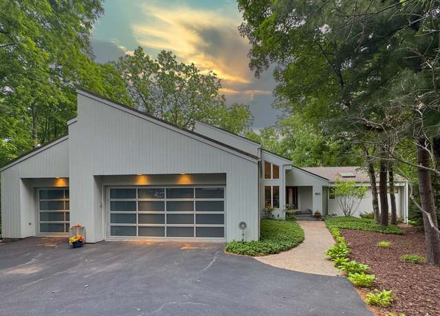 Property at 5015 Regents Park Rd, Rockford, IL 61107, 4 beds, 3.5 baths