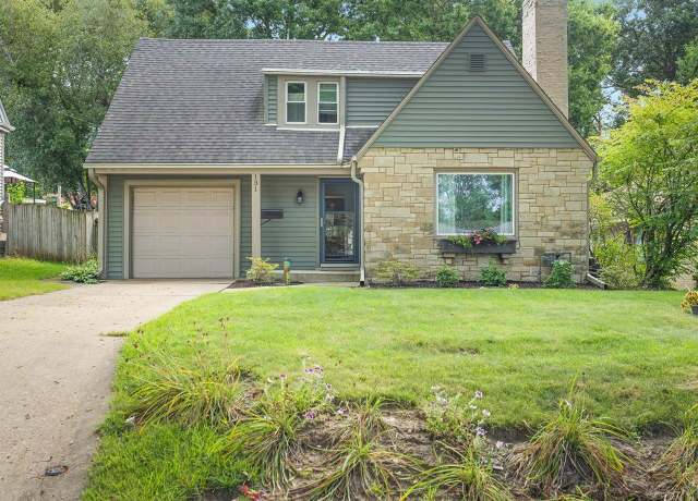 Property at 131 Oak Knolls Ave, Rockford, IL 61107, 3 beds, 1.5 baths