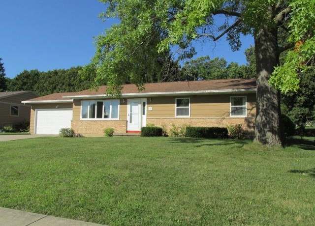 Property at 621 N Greenfield Dr, Freeport, IL 61032, 3 beds, 2 baths