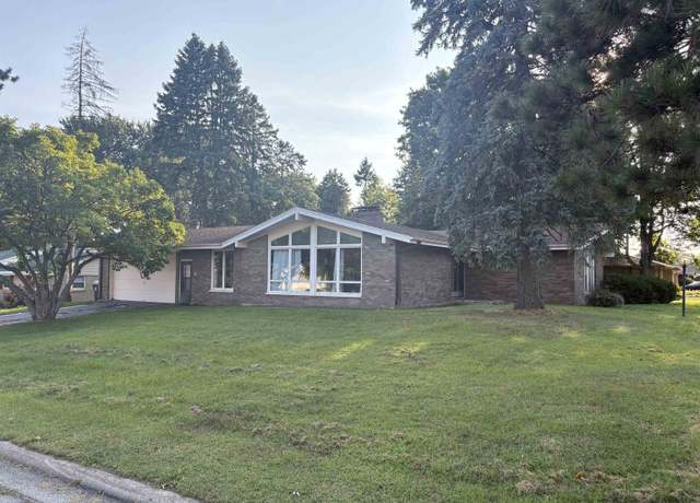 Property at 5075 Welsh Rd, Rockford, IL 61107, 3 beds, 2.5 baths