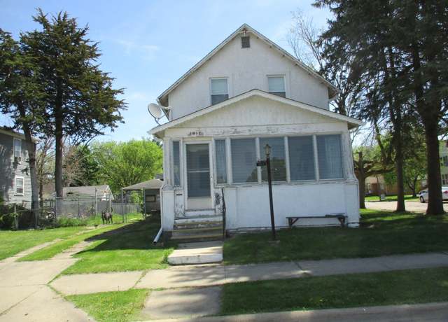 Property at 1017 S Locust Ave, Freeport, IL 61032, 3 beds, 2 baths