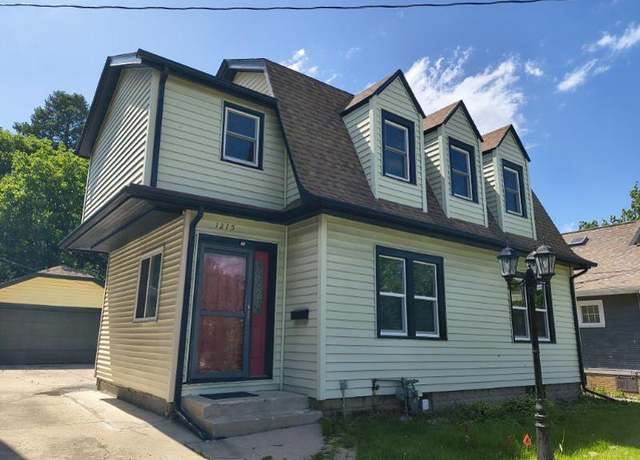 Property at 1215 20th St, Rockford, IL 61104, 2 beds, 1.5 baths