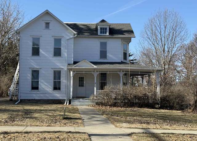 Property at 1110 S Oak Ave, Freeport, IL 61032, 6 beds, 2 baths