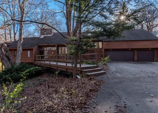 Property at 5827 Coachman Ct, Rockford, IL 61107, 5 beds, 4.5 baths