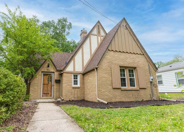Property at 2212 9th Ave, Rockford, IL 61104, 3 beds, 1 bath