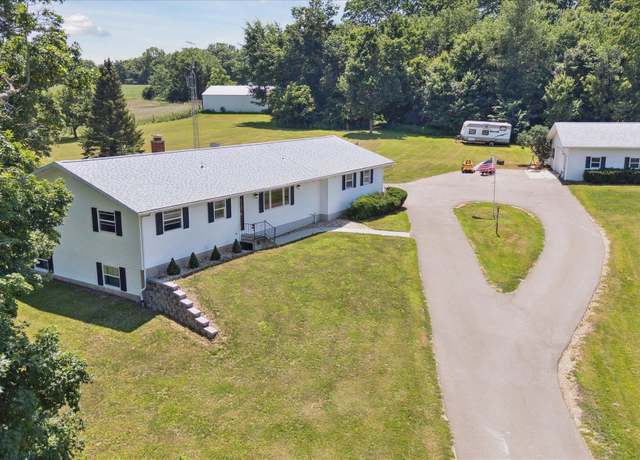 Property at 505 E State Line Rd, Orangeville, IL 61060, 3 beds, 2.5 baths