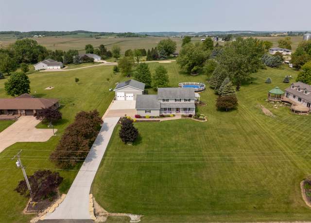 Property at 3028 S Golf Rd, Stockton, IL 61085, 4 beds, 3.5 baths