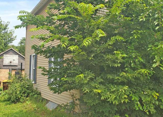 Property at 818 E Shawnee St, Freeport, IL 61032, 3 beds, 1.5 baths