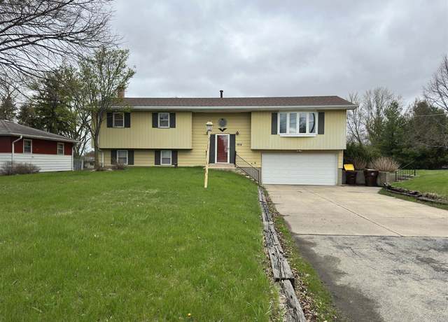 Property at 1804 W Fairview Rd, Freeport, IL 61032, 4 beds, 3 baths