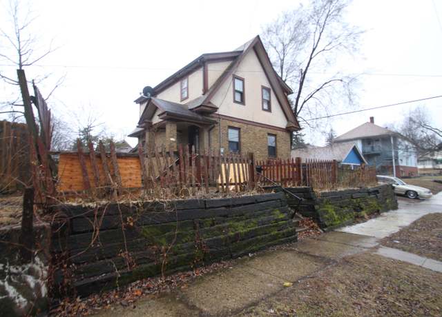 Property at 2115 10th Ave, Rockford, IL 61104, 2 beds, 1 bath